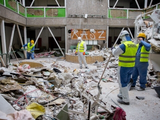 Takarítják a zöld SZTK-t - fotó: Ónodi Zoltán