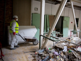 Takarítják a zöld SZTK-t - fotó: Ónodi Zoltán