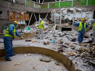 Takarítják a zöld SZTK-t - fotó: Ónodi Zoltán