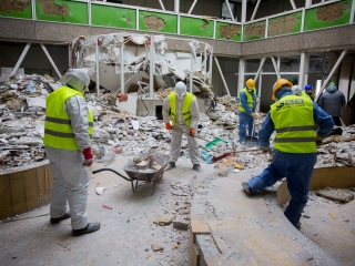 Takarítják a zöld SZTK-t - fotó: Ónodi Zoltán