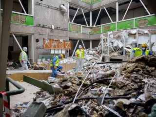 Takarítják a zöld SZTK-t - fotó: Ónodi Zoltán