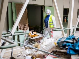 Takarítják a zöld SZTK-t - fotó: Ónodi Zoltán