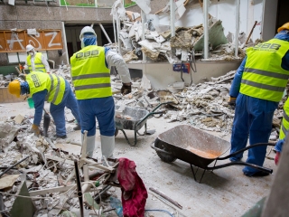 Takarítják a zöld SZTK-t - fotó: Ónodi Zoltán