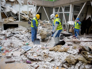 Takarítják a zöld SZTK-t - fotó: Ónodi Zoltán