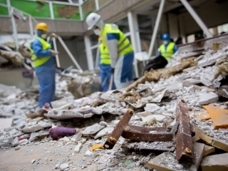 Takarítják a zöld SZTK-t - fotó: Ónodi Zoltán