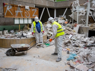 Takarítják a zöld SZTK-t - fotó: Ónodi Zoltán