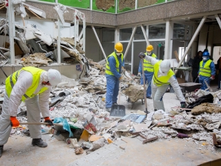 Takarítják a zöld SZTK-t - fotó: Ónodi Zoltán