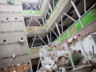 Takarítják a zöld SZTK-t - fotó: Ónodi Zoltán