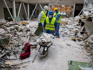 Takarítják a zöld SZTK-t - fotó: Ónodi Zoltán