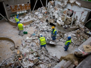 Takarítják a zöld SZTK-t - fotó: Ónodi Zoltán