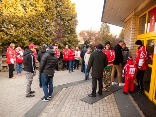 Szurkolói flashmob az Acélbikák edzésén - fotó: Ónodi Zoltán