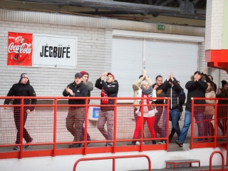 Szurkolói flashmob az Acélbikák edzésén - fotó: Ónodi Zoltán