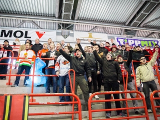 Szurkolói flashmob az Acélbikák edzésén - fotó: Ónodi Zoltán