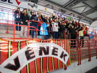 Szurkolói flashmob az Acélbikák edzésén - fotó: Ónodi Zoltán