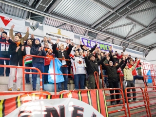Szurkolói flashmob az Acélbikák edzésén - fotó: Ónodi Zoltán