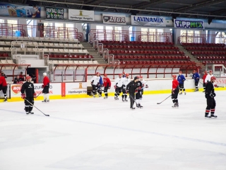 Szurkolói flashmob az Acélbikák edzésén - fotó: Ónodi Zoltán