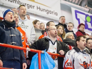Szurkolói flashmob az Acélbikák edzésén - fotó: Ónodi Zoltán