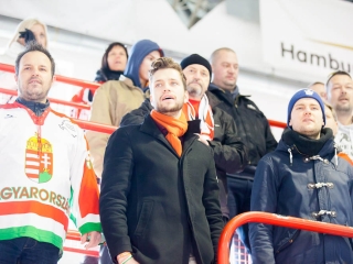 Szurkolói flashmob az Acélbikák edzésén - fotó: Ónodi Zoltán