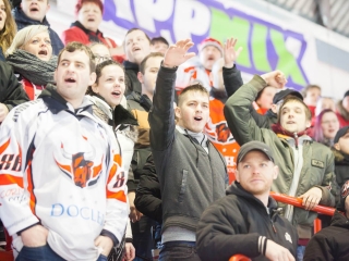 Szurkolói flashmob az Acélbikák edzésén - fotó: Ónodi Zoltán