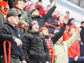 Szurkolói flashmob az Acélbikák edzésén - fotó: Ónodi Zoltán