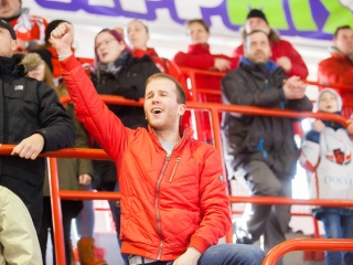 Szurkolói flashmob az Acélbikák edzésén - fotó: Ónodi Zoltán