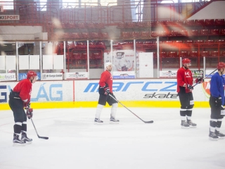 Szurkolói flashmob az Acélbikák edzésén - fotó: Ónodi Zoltán