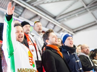 Szurkolói flashmob az Acélbikák edzésén - fotó: Ónodi Zoltán