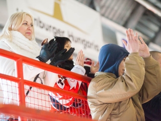 Szurkolói flashmob az Acélbikák edzésén - fotó: Ónodi Zoltán