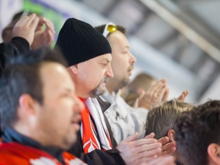 Szurkolói flashmob az Acélbikák edzésén - fotó: Ónodi Zoltán