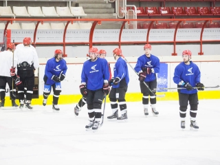 Szurkolói flashmob az Acélbikák edzésén - fotó: Ónodi Zoltán