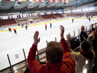 Szurkolói flashmob az Acélbikák edzésén - fotó: Ónodi Zoltán