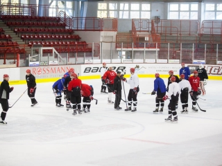 Szurkolói flashmob az Acélbikák edzésén - fotó: Ónodi Zoltán