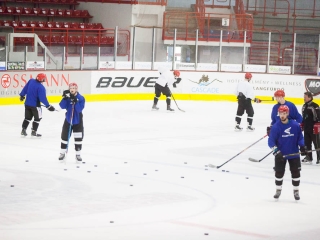 Szurkolói flashmob az Acélbikák edzésén - fotó: Ónodi Zoltán