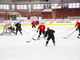 Szurkolói flashmob az Acélbikák edzésén - fotó: Ónodi Zoltán