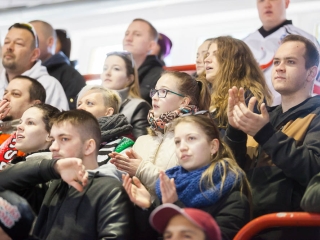 Szurkolói flashmob az Acélbikák edzésén - fotó: Ónodi Zoltán
