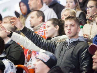 Szurkolói flashmob az Acélbikák edzésén - fotó: Ónodi Zoltán