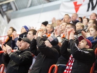 Szurkolói flashmob az Acélbikák edzésén - fotó: Ónodi Zoltán