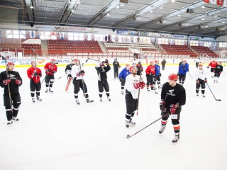 Szurkolói flashmob az Acélbikák edzésén - fotó: Ónodi Zoltán