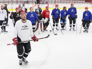 Szurkolói flashmob az Acélbikák edzésén - fotó: Ónodi Zoltán