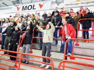 Szurkolói flashmob az Acélbikák edzésén - fotó: Ónodi Zoltán