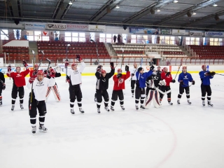 Szurkolói flashmob az Acélbikák edzésén - fotó: Ónodi Zoltán