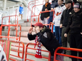 Szurkolói flashmob az Acélbikák edzésén - fotó: Ónodi Zoltán