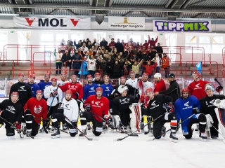 Szurkolói flashmob az Acélbikák edzésén - fotó: Ónodi Zoltán