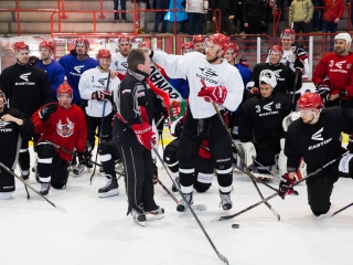 Szurkolói flashmob az Acélbikák edzésén - fotó: Ónodi Zoltán