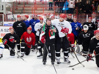 Szurkolói flashmob az Acélbikák edzésén - fotó: Ónodi Zoltán