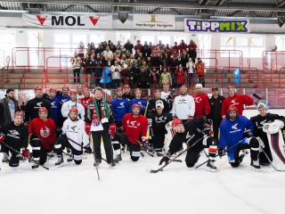 Szurkolói flashmob az Acélbikák edzésén - fotó: Ónodi Zoltán