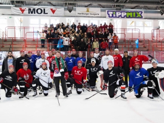 Szurkolói flashmob az Acélbikák edzésén - fotó: Ónodi Zoltán