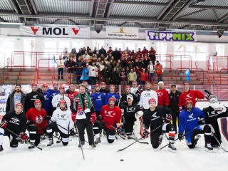 Szurkolói flashmob az Acélbikák edzésén - fotó: Ónodi Zoltán