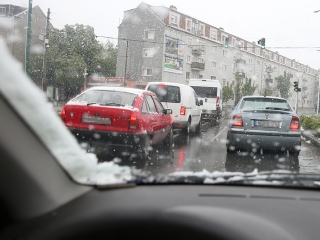 Hull a pelyhes áprilisi hó...  - fotó: Sándor Judit