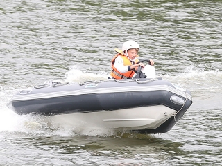 Motorcsónakosok az öbölben - fotó: 